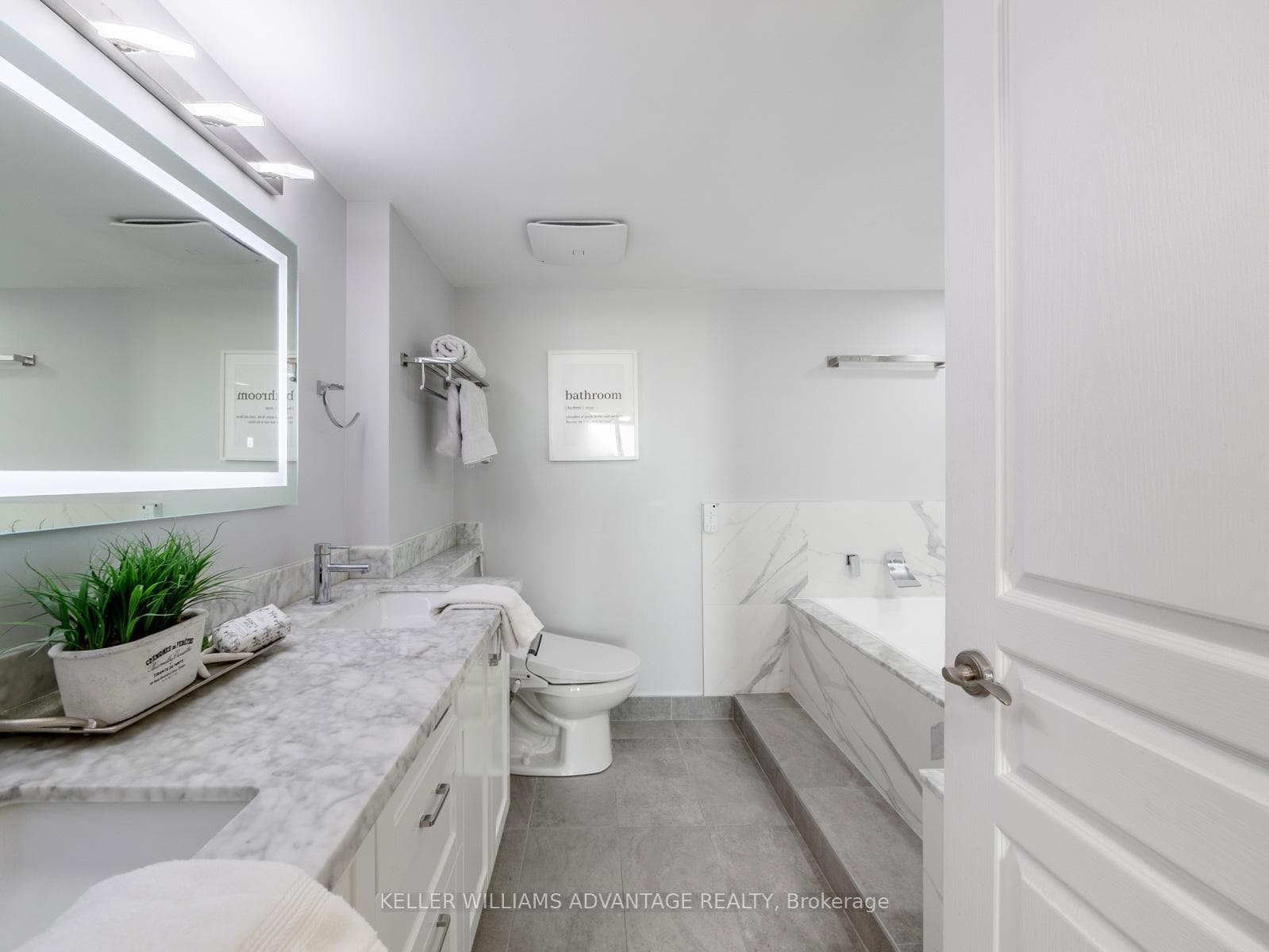 1733 Queen Street Unit 424 photo 21