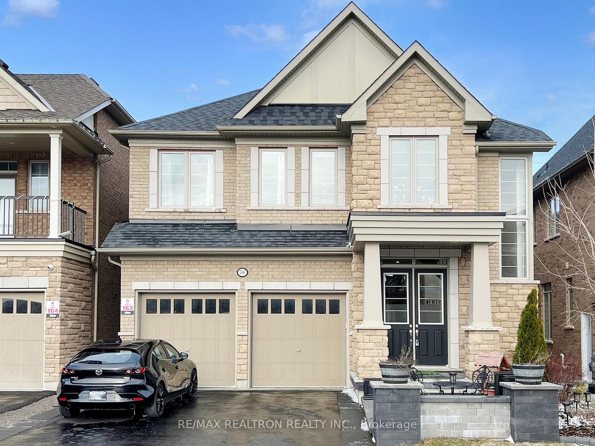 2445 Equestrian Crescent photo 3