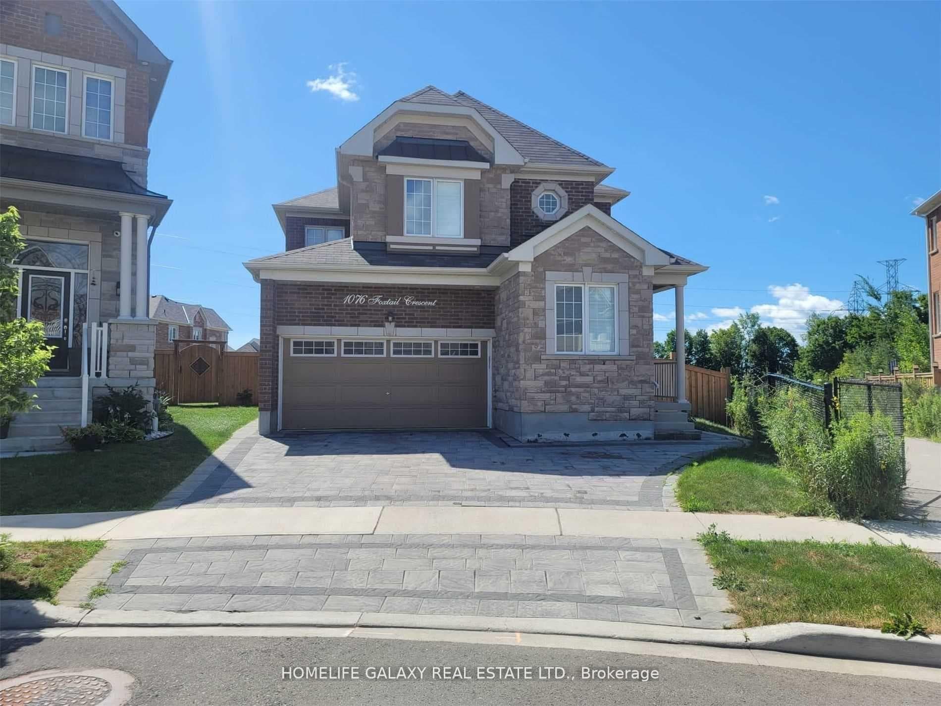 1076 Foxtail Crescent photo 1
