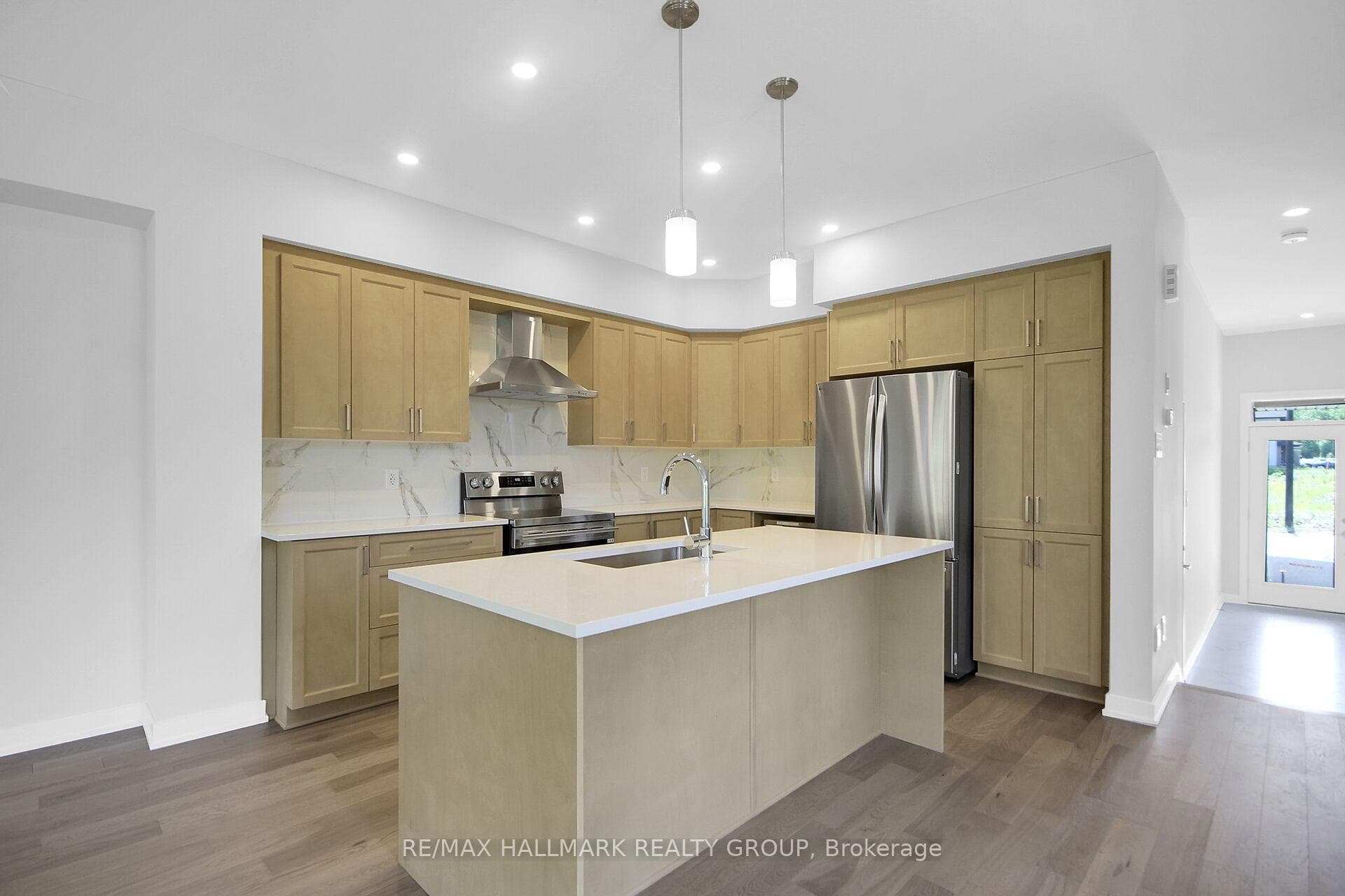749 NEWSTEAD Crescent photo 8