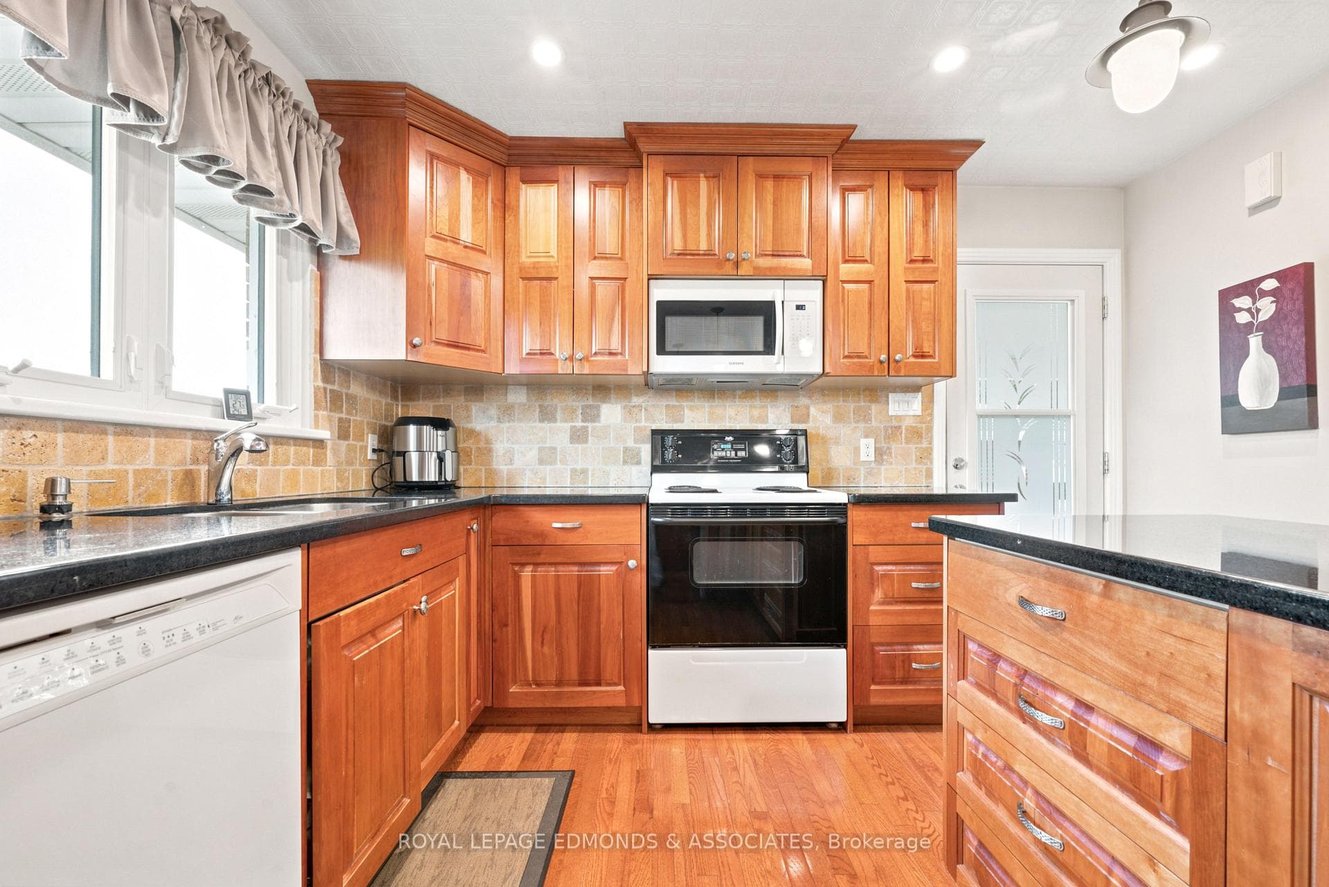 532 Herbert Street photo 15