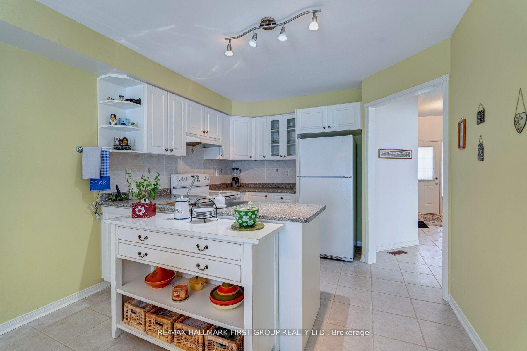 1300 Ashgrove Crescent photo 13