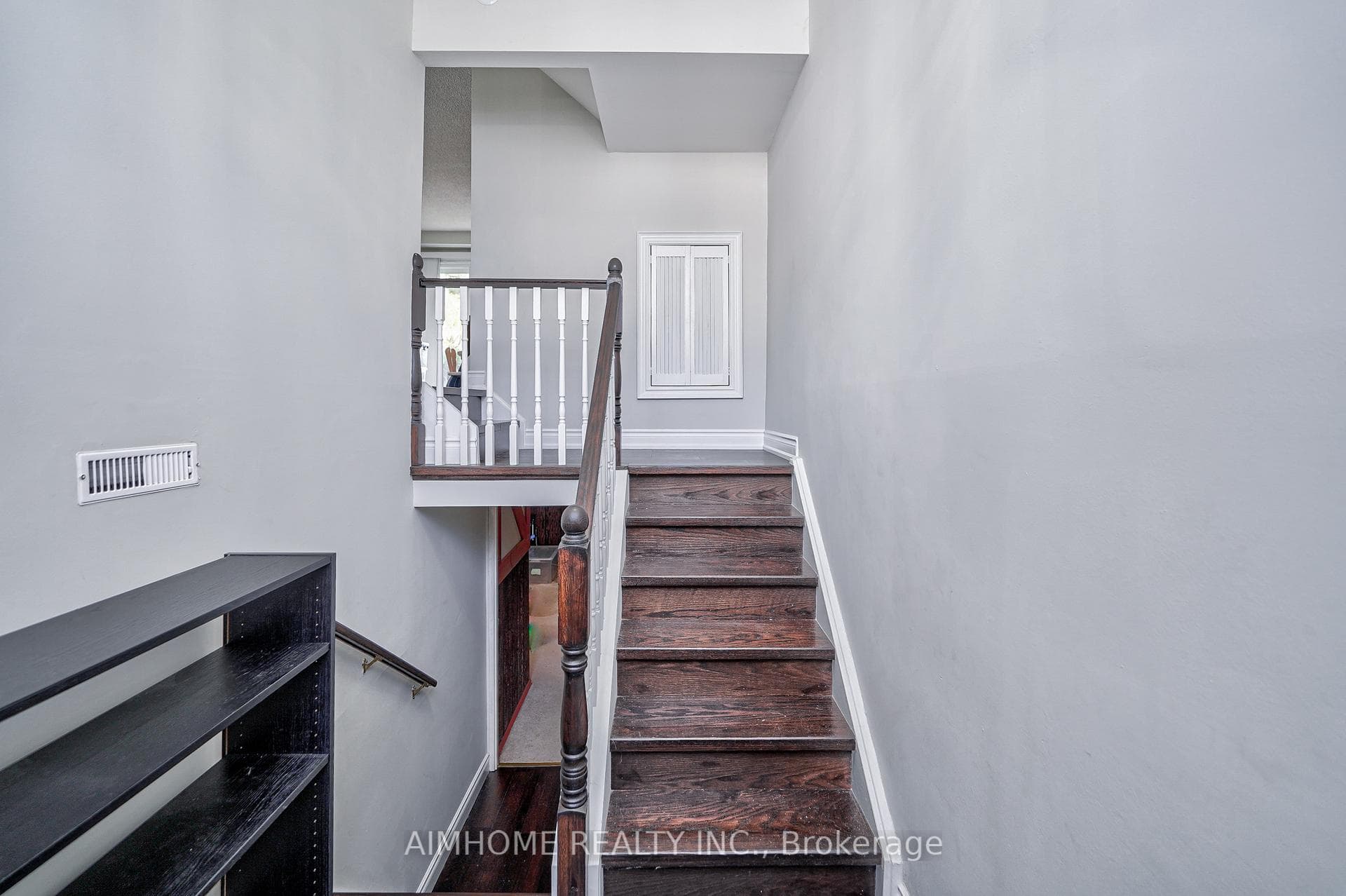 1692 John Street photo 6