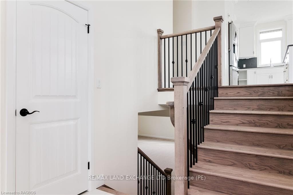 358 MCLEAN Crescent photo 2