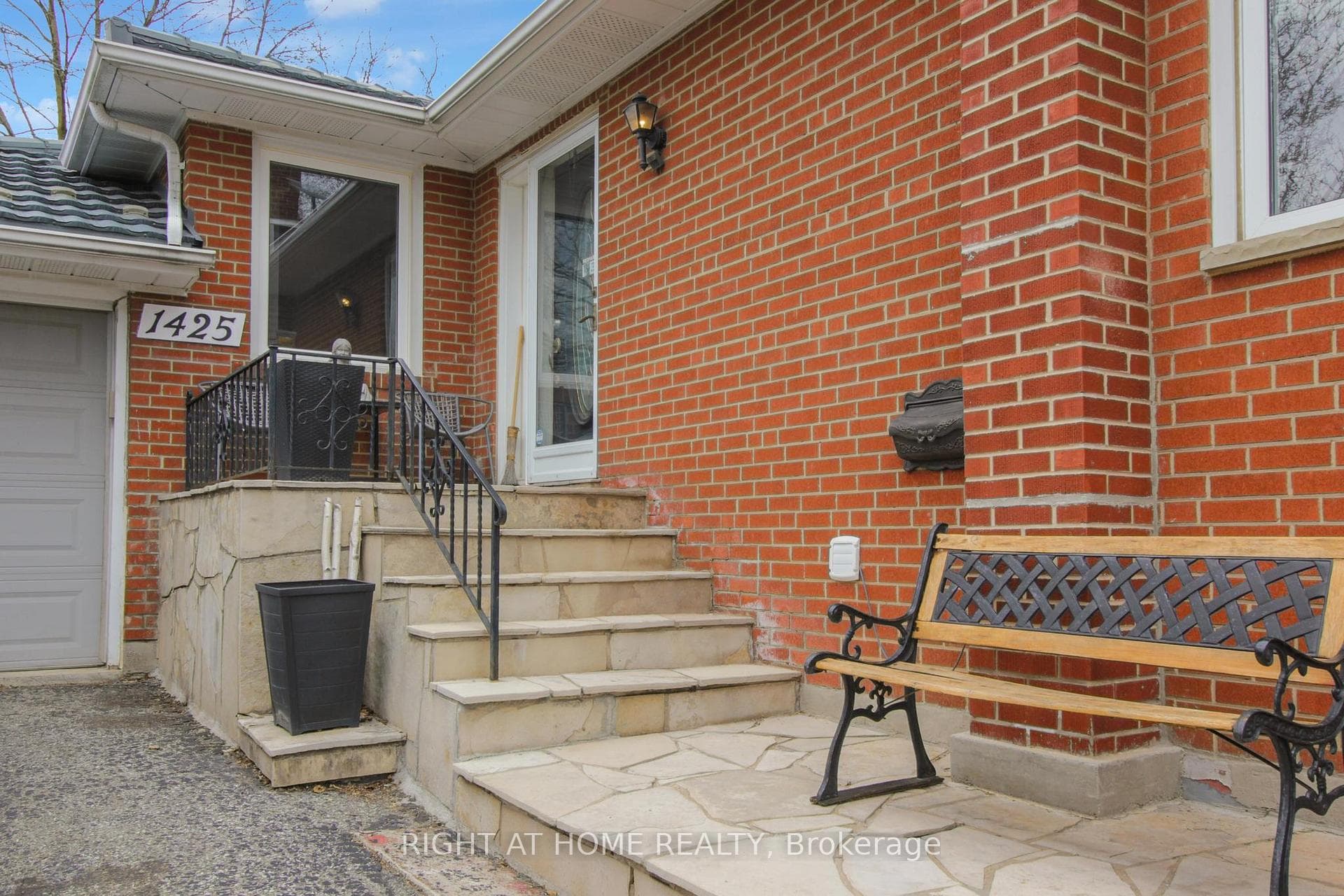 1425 Chalice Crescent photo 5