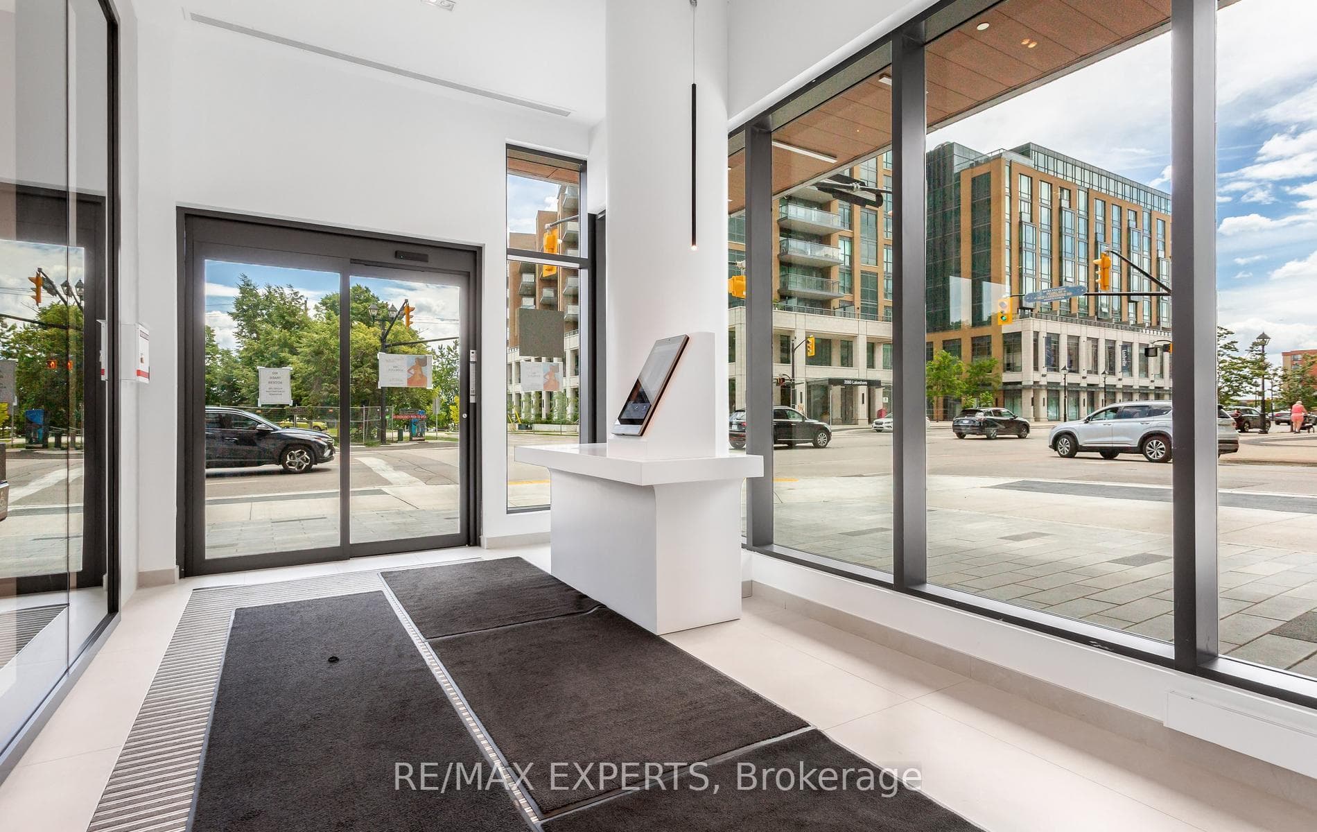 2075 Lakeshore Road Unit 1811 photo 5