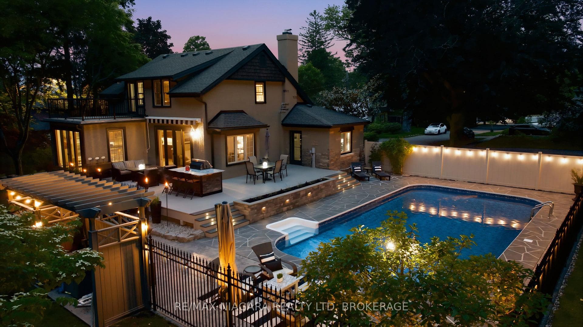 8 Giles Crescent photo 35