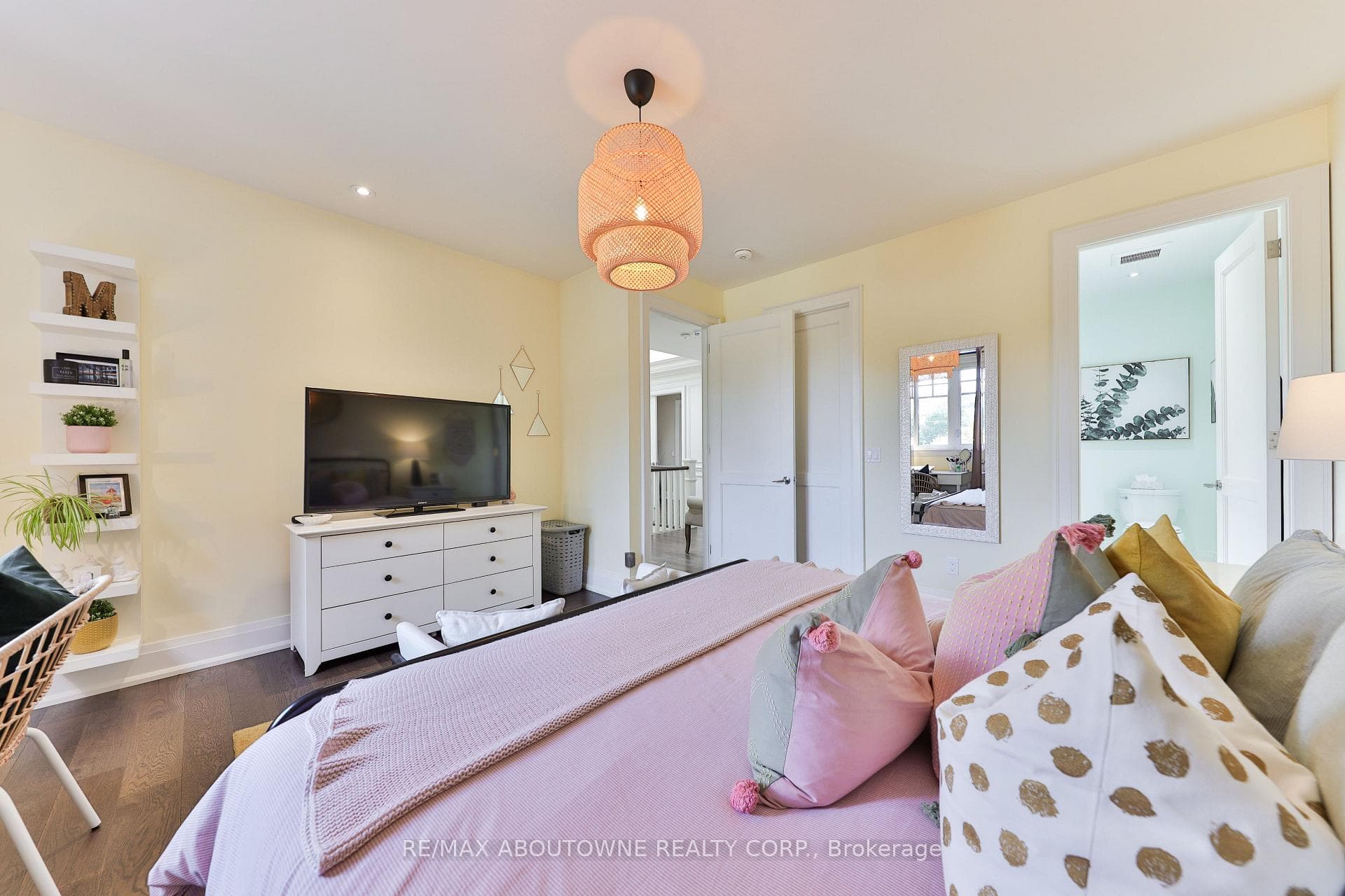 408 Saville Crescent photo 27