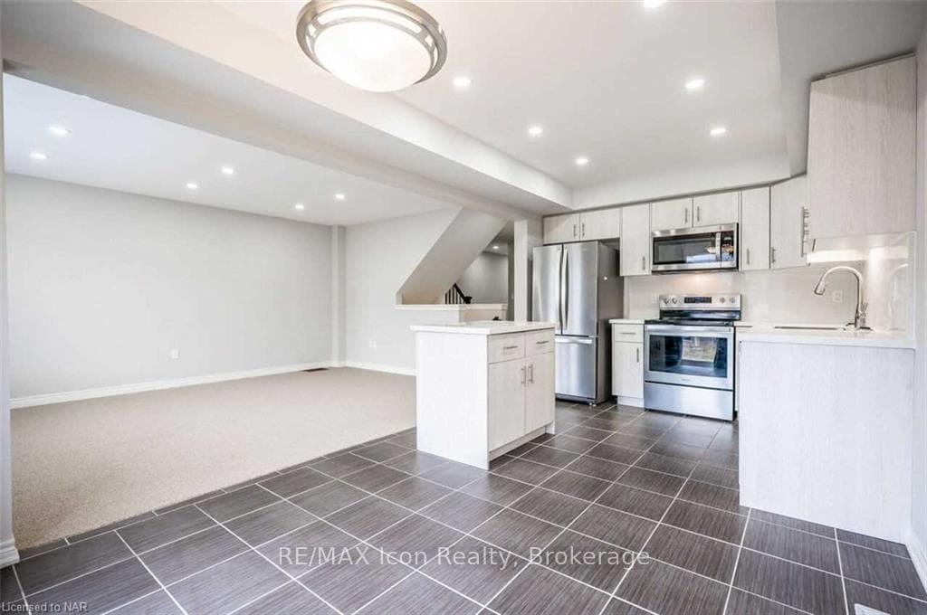 135 Acacia Avenue photo 3