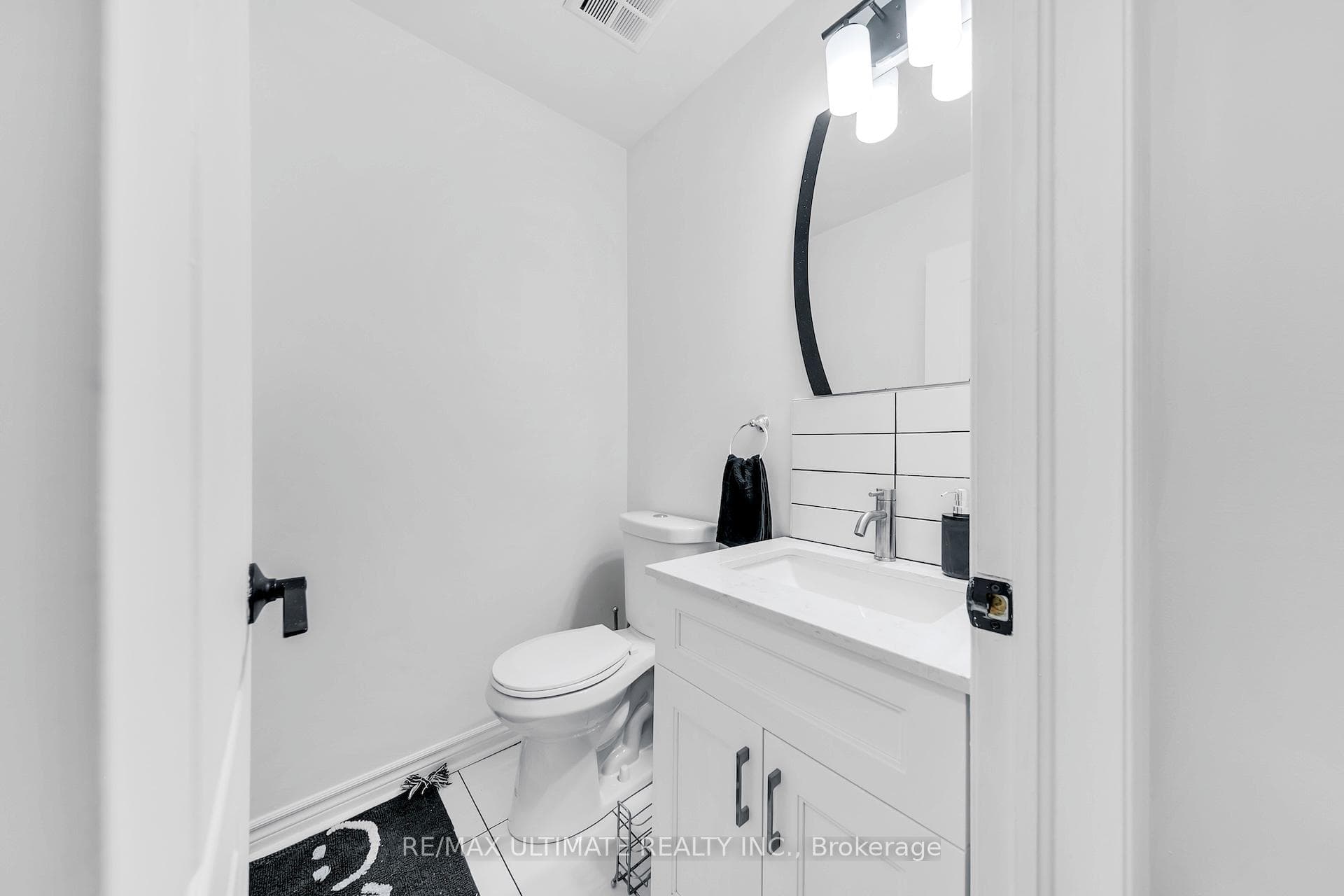 8 Kinney Gate photo 18