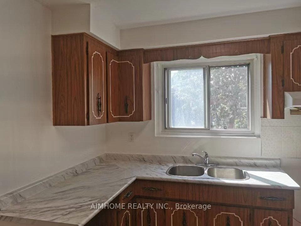 2097 Davenport Road photo 3