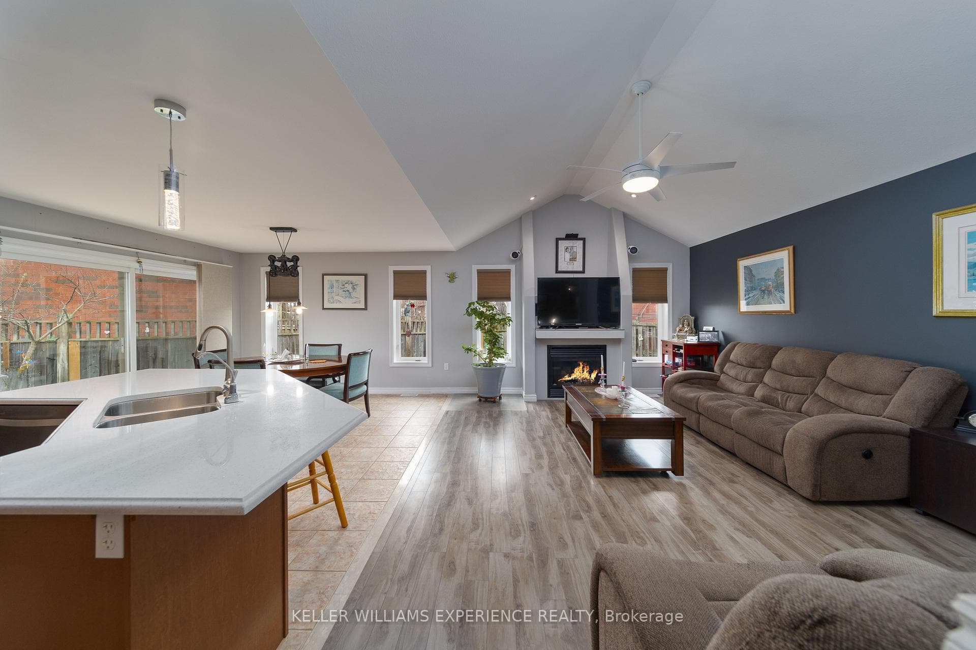 74 Seline Crescent photo 2