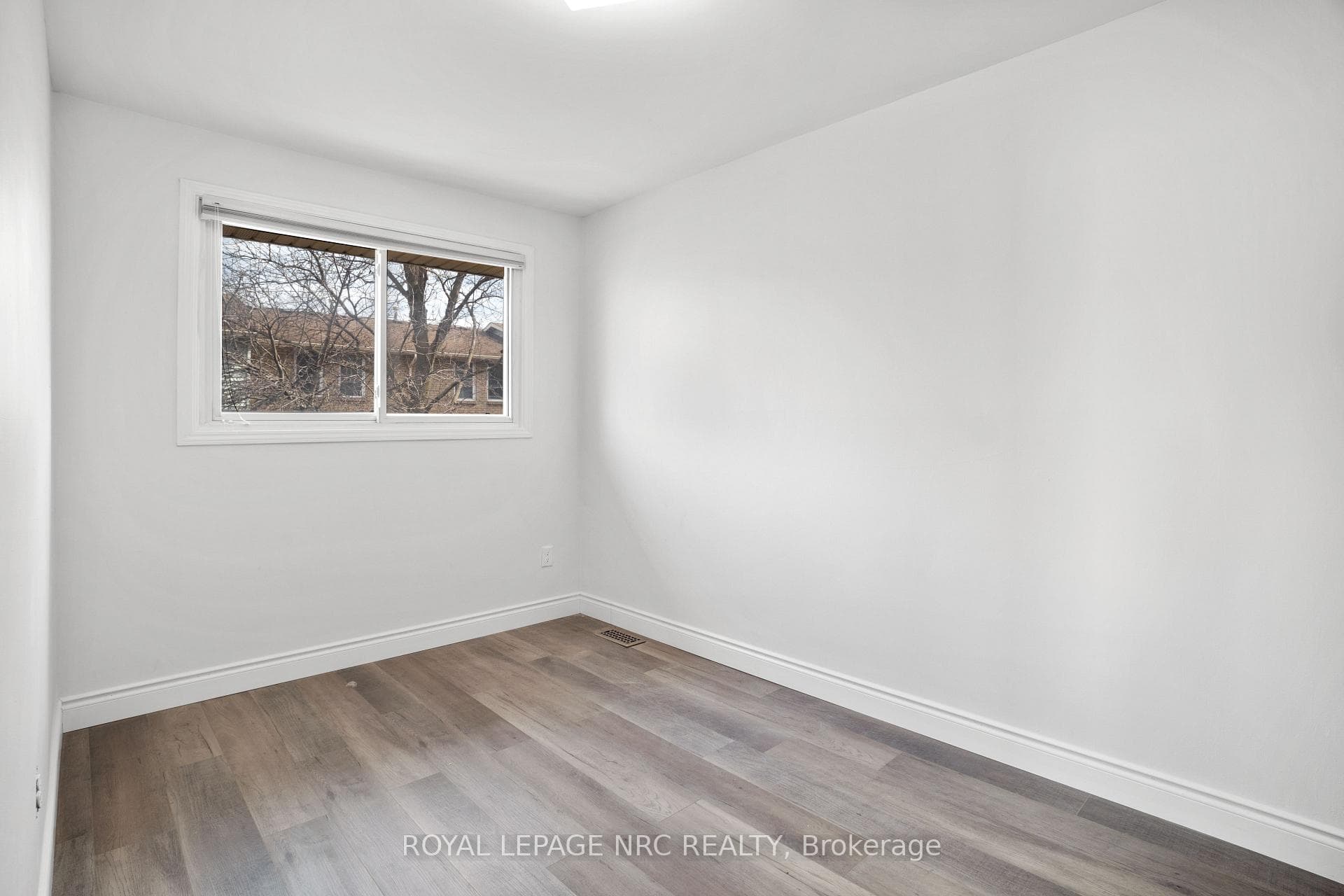 37 Greystone Crescent photo 12