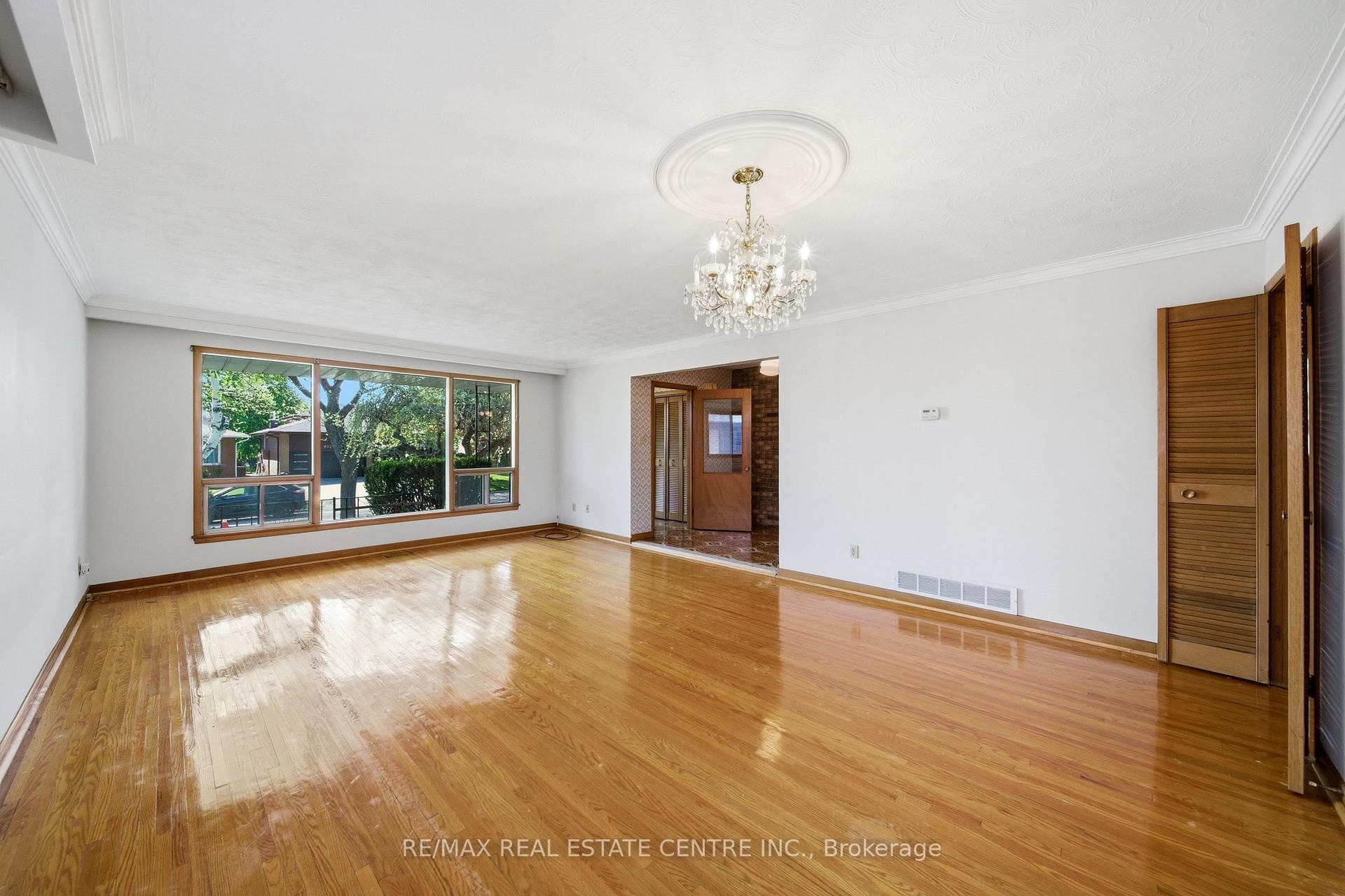 893 Hollowtree Crescent photo 17