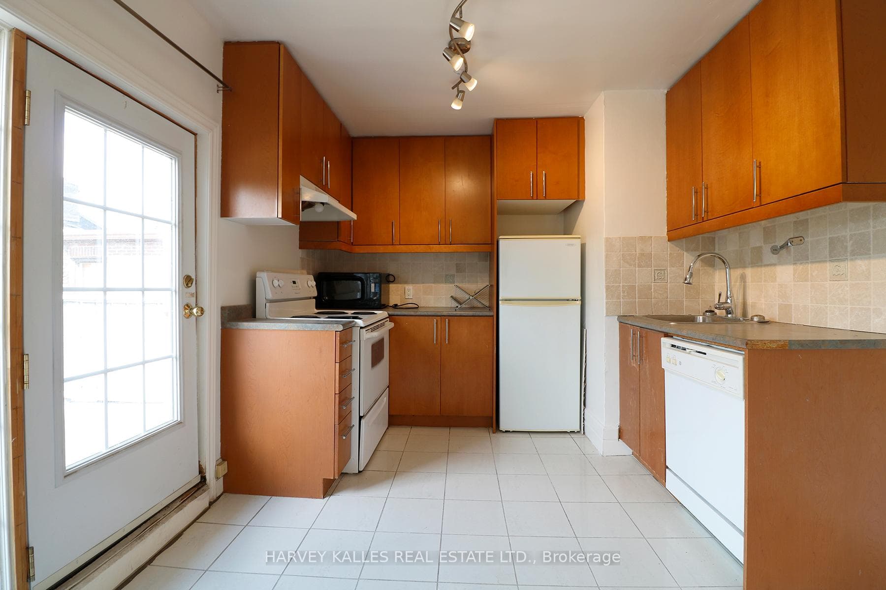 437 Kingston Road photo 6