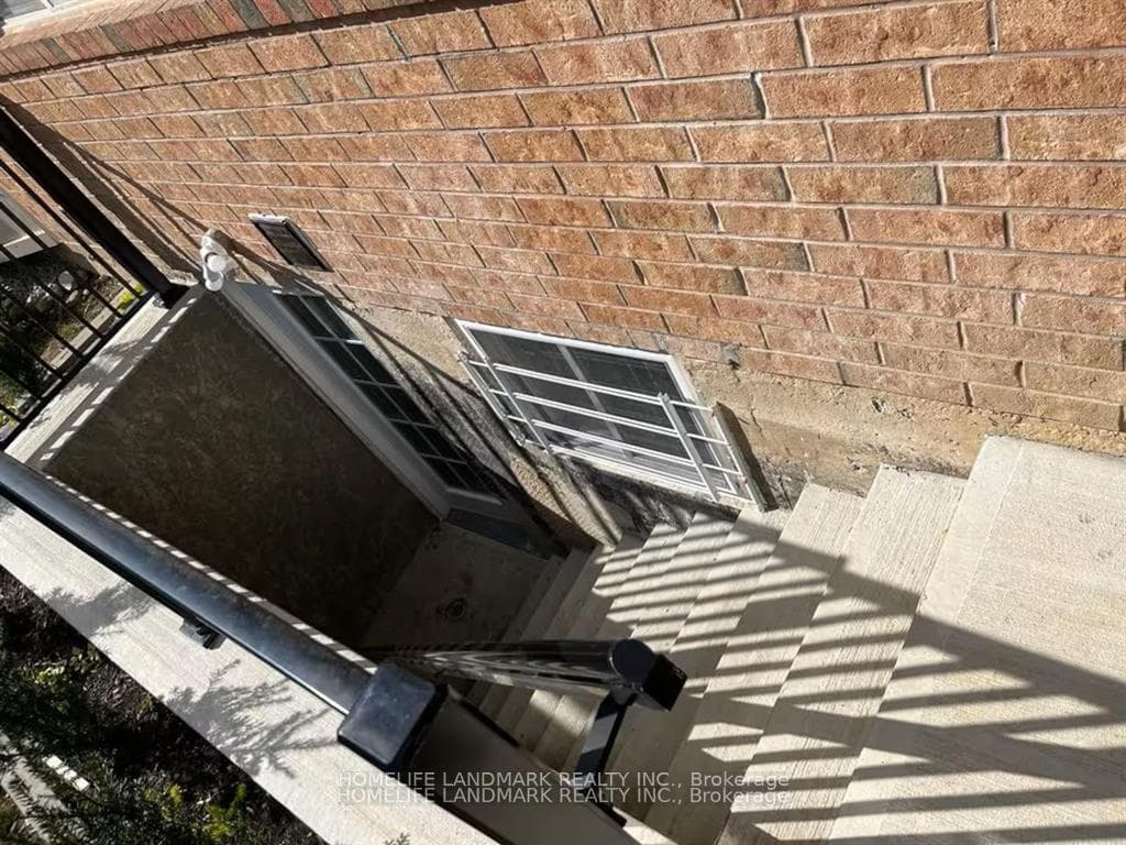794 Biggar Heights photo 2