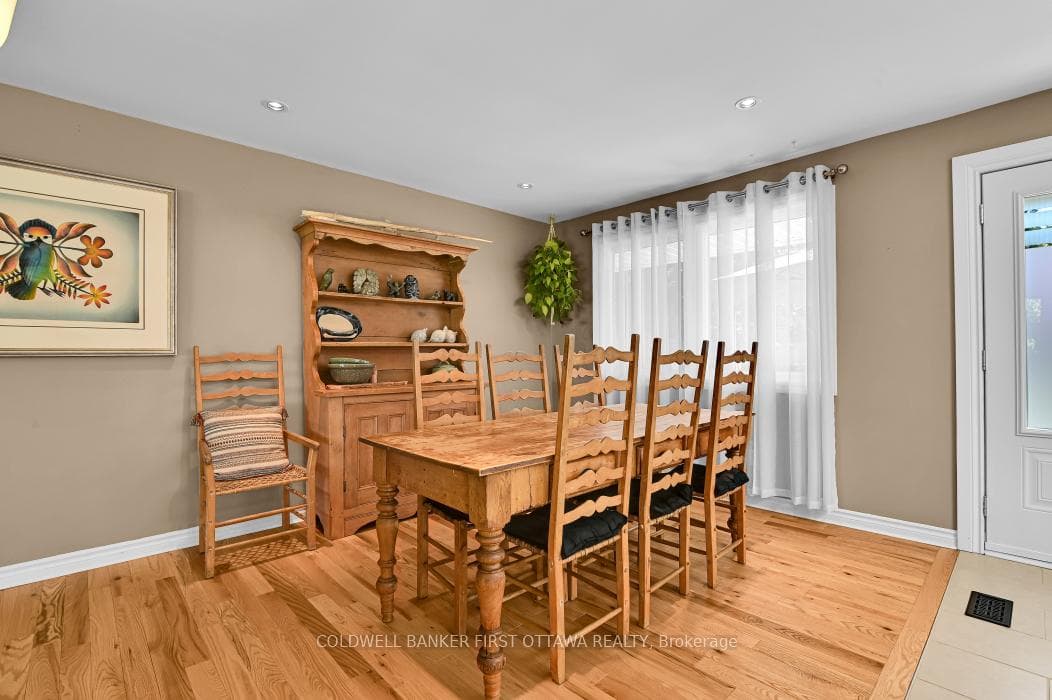 580 Duff Crescent photo 12