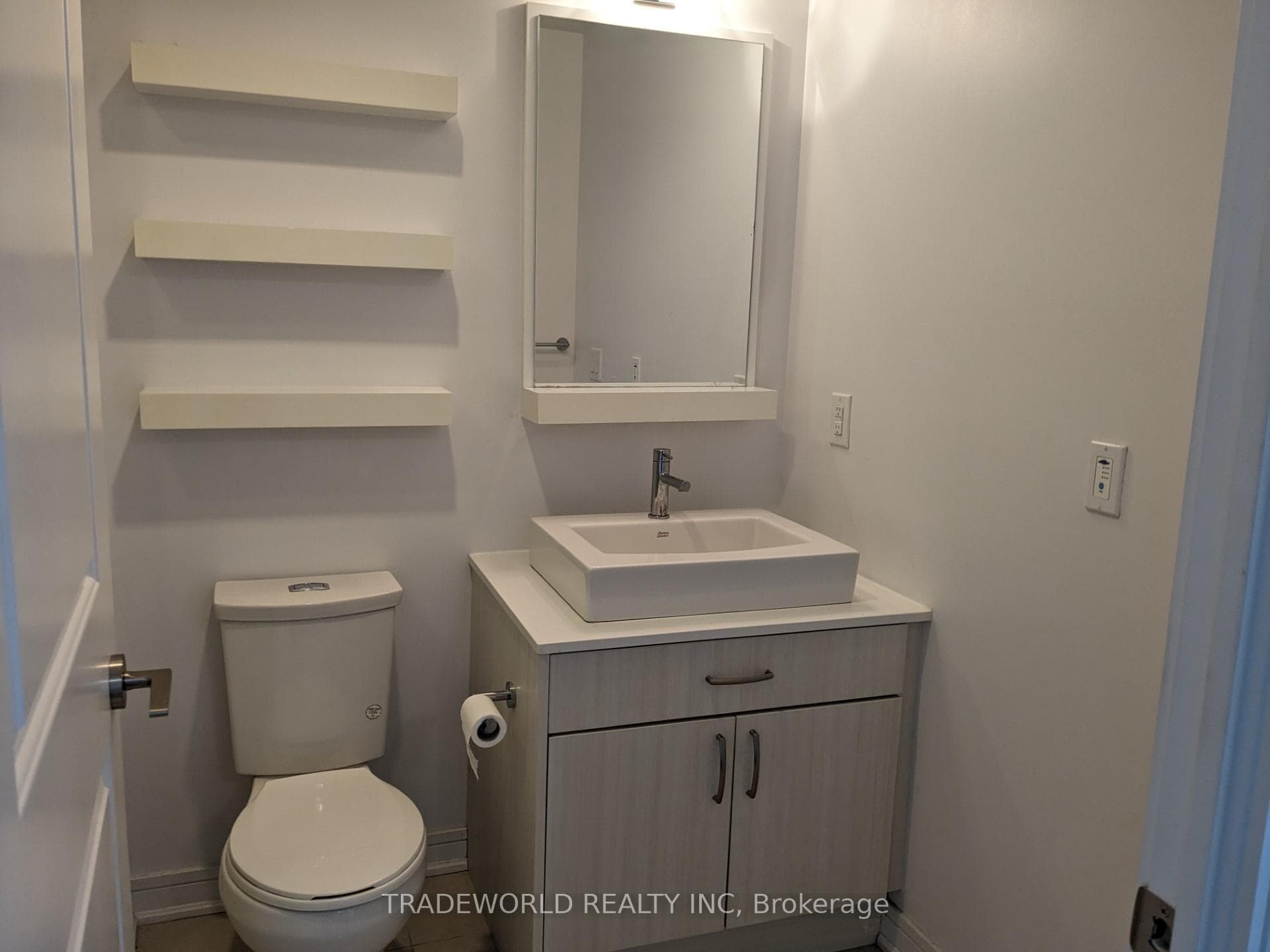 9191 Yonge Street Unit 421 photo 5