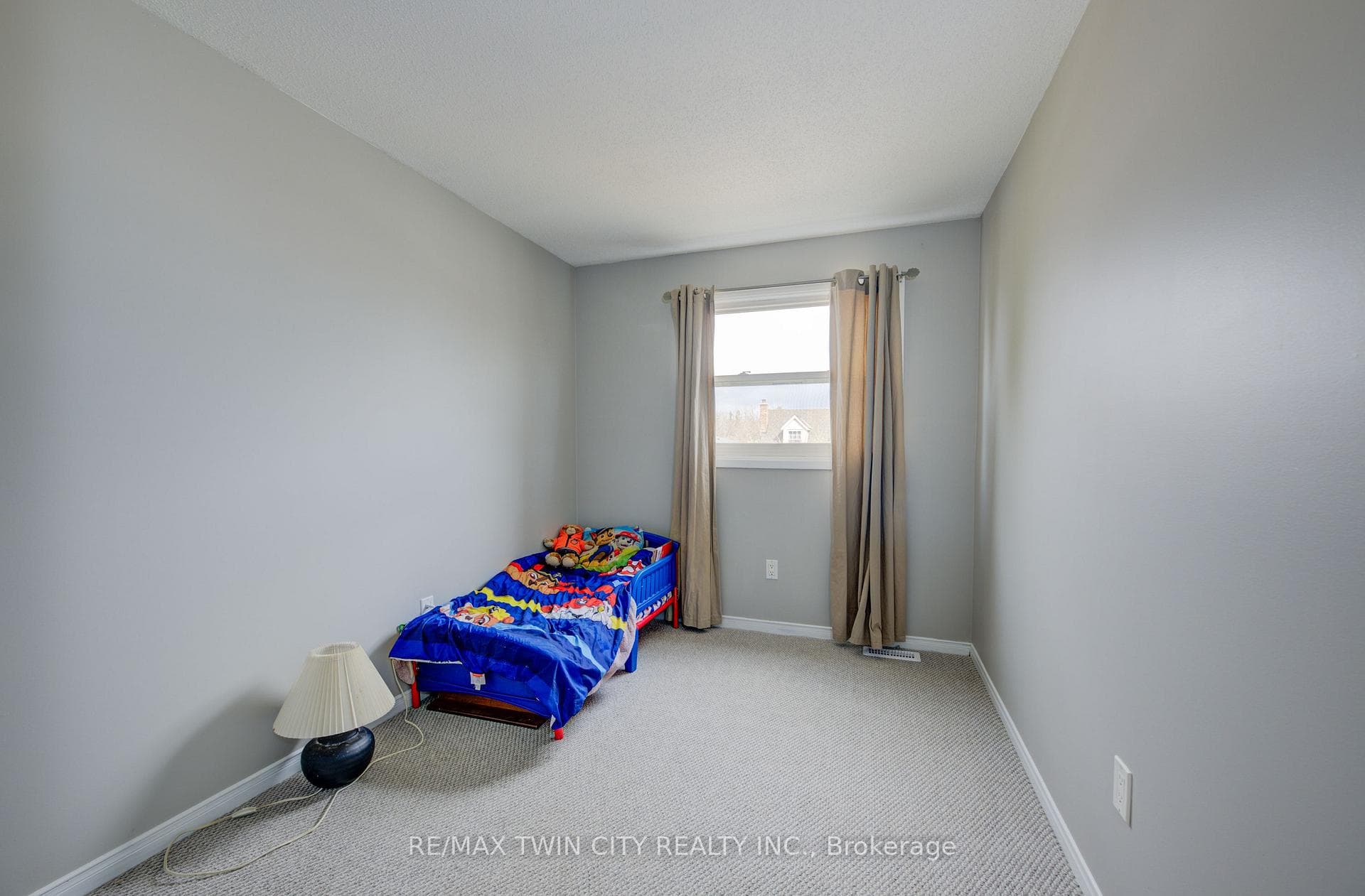 35 Ploughmans Crescent photo 20
