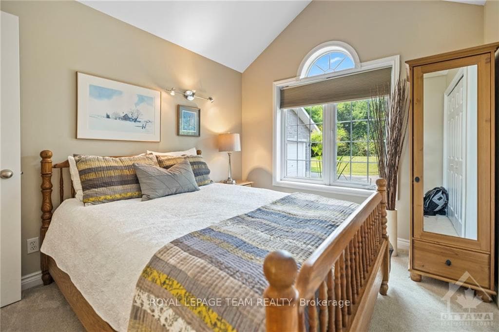 7009 RIDEAU VALLEY Drive photo 17