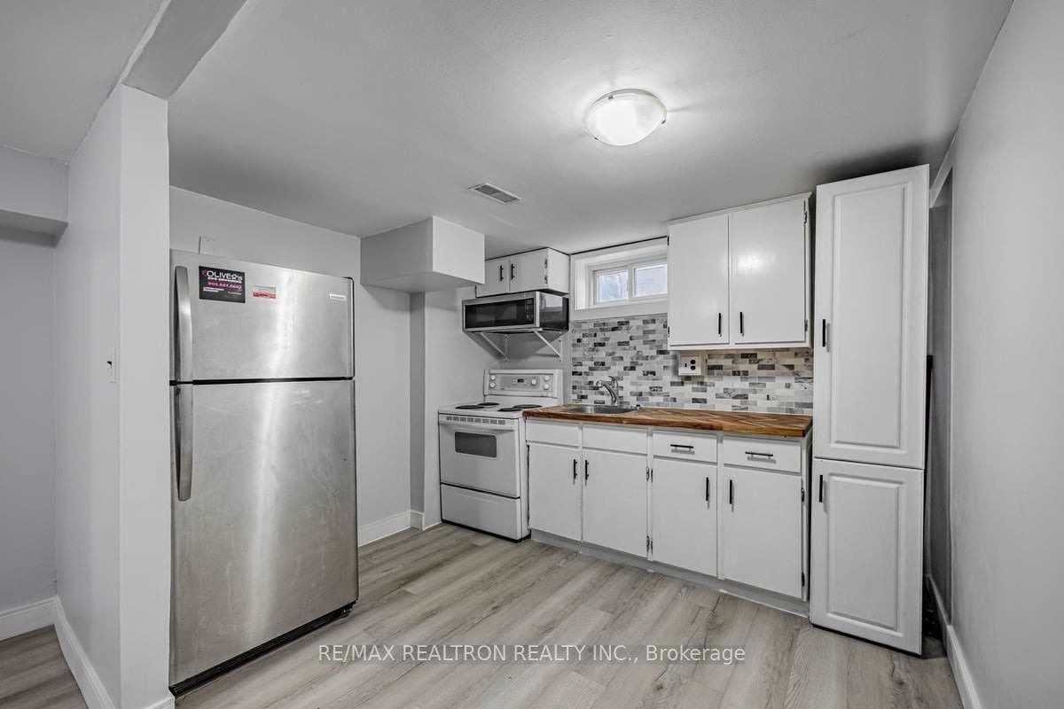 209 Martha Crescent photo 6
