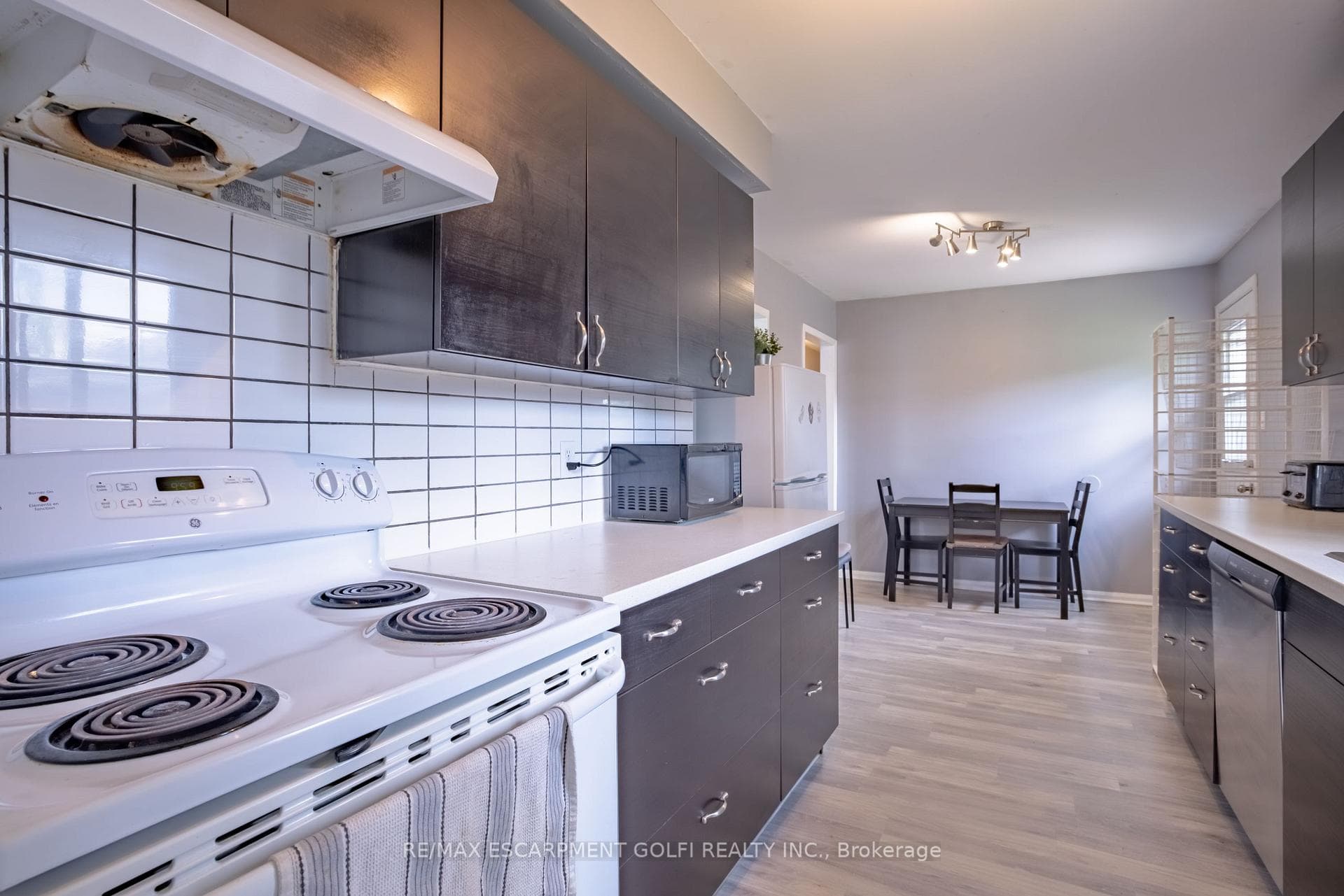 25 Lampman Crescent photo 7