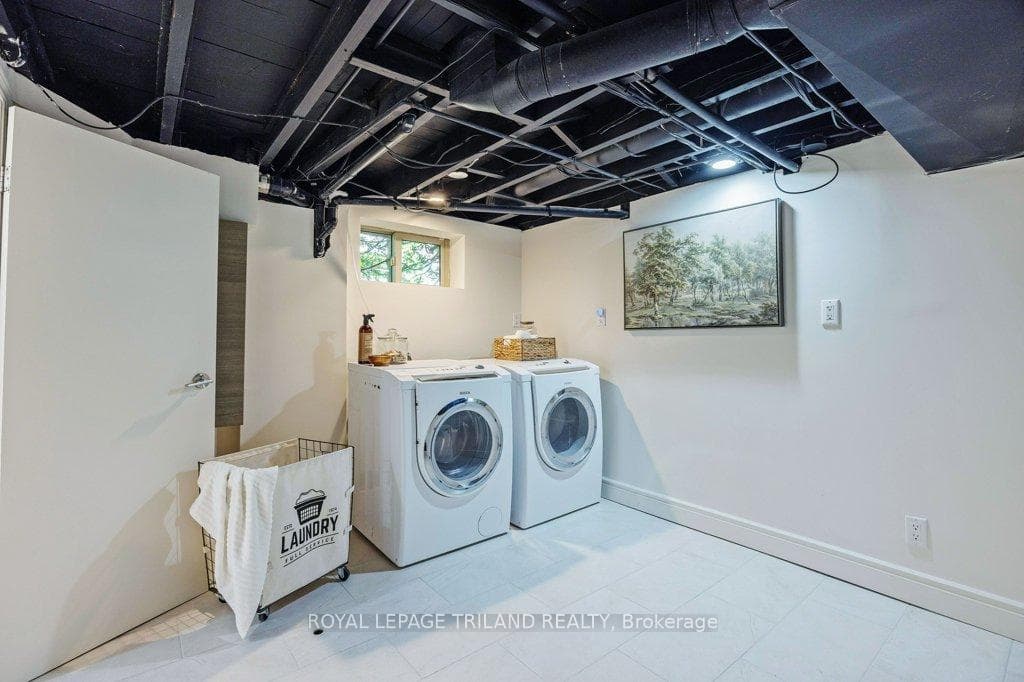 576 St James Street photo 38