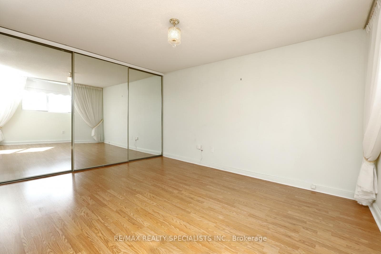 820 BURNHAMTHORPE Road Unit 1602 photo 20