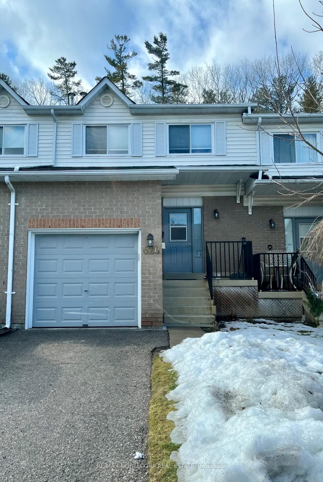 620 Gibney Crescent photo 1