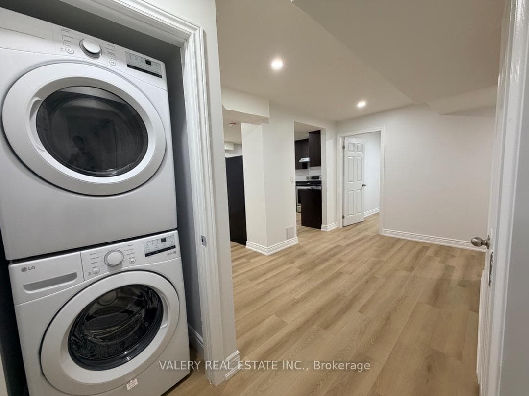 1683 Moongate Crescent Unit Lower photo 15