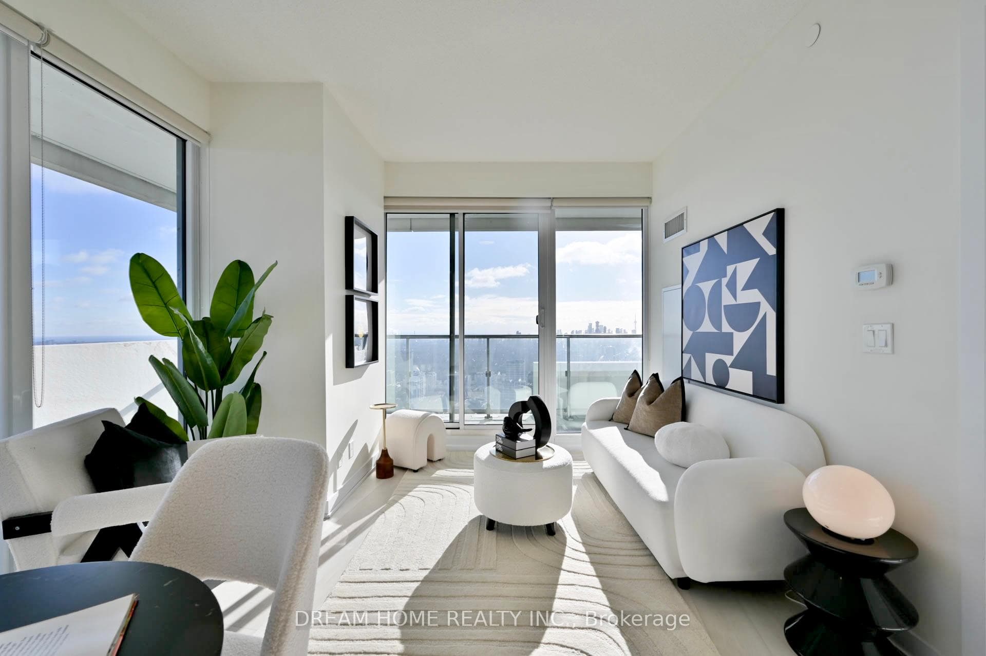 2221 Yonge Street Unit 5303 photo 3