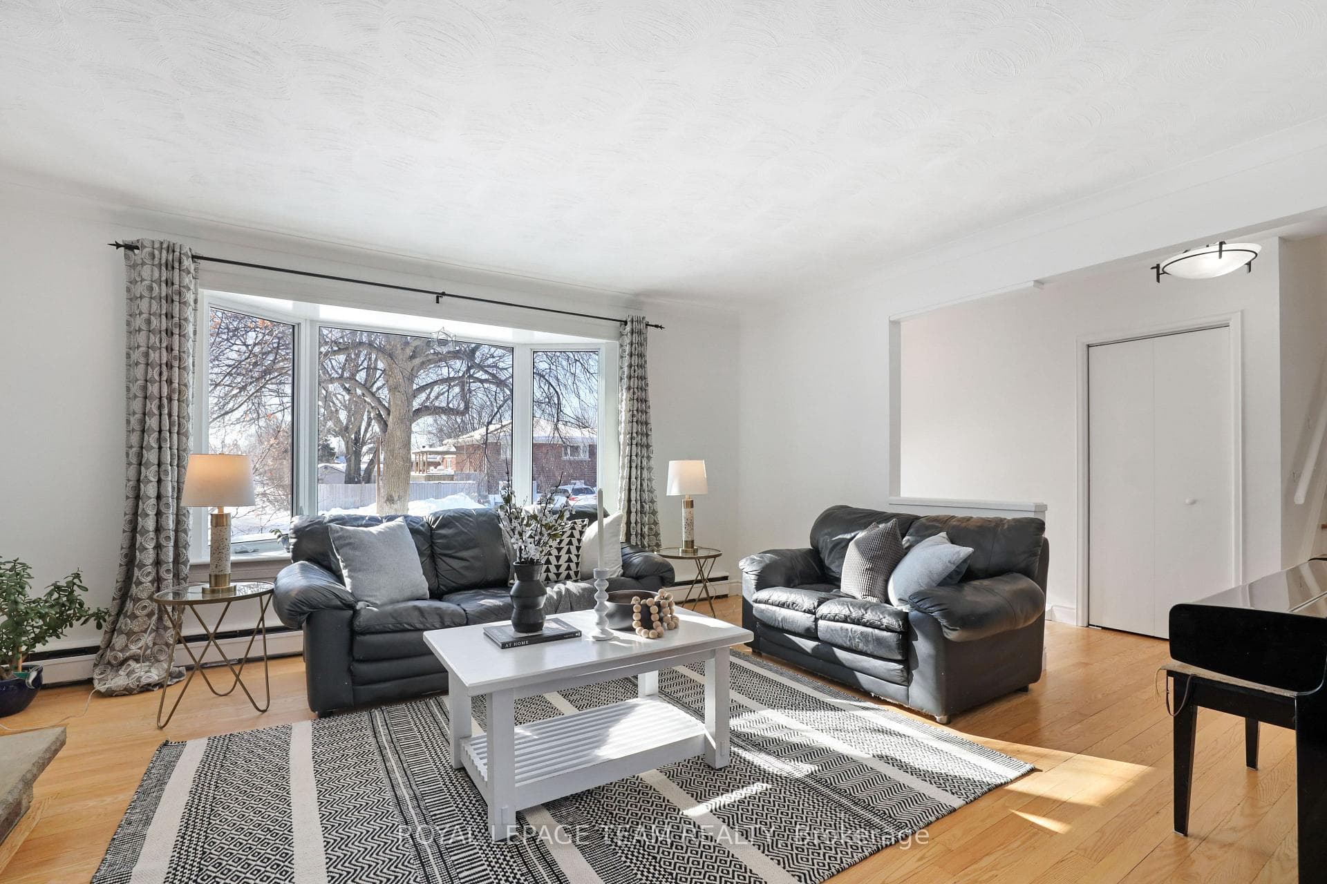 1231 Agincourt Road photo 12