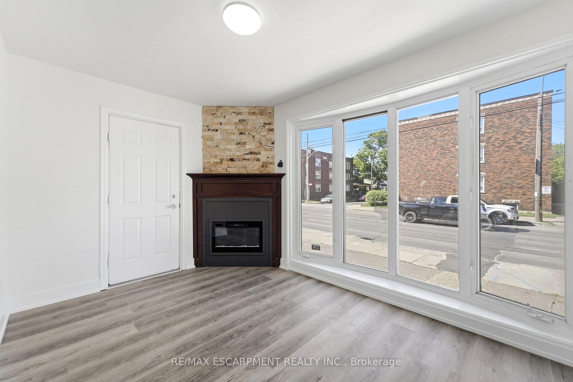 968 Main Street photo 8