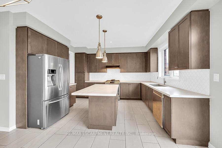 87 LARRY Crescent photo 13