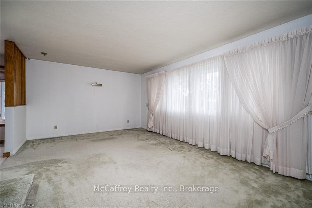 25 SUNSET Crescent photo 8