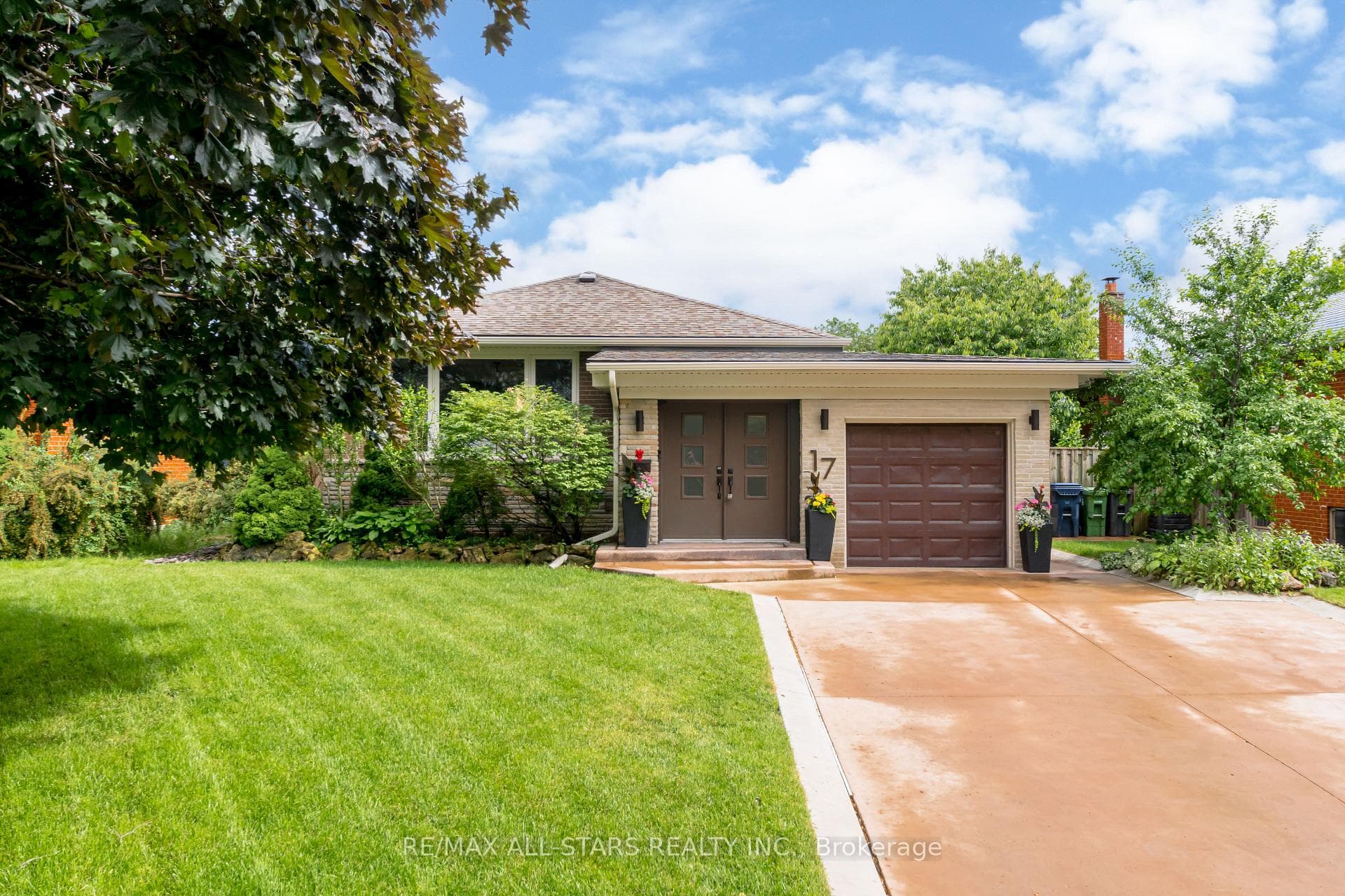 17 Broadlands Boulevard photo 1
