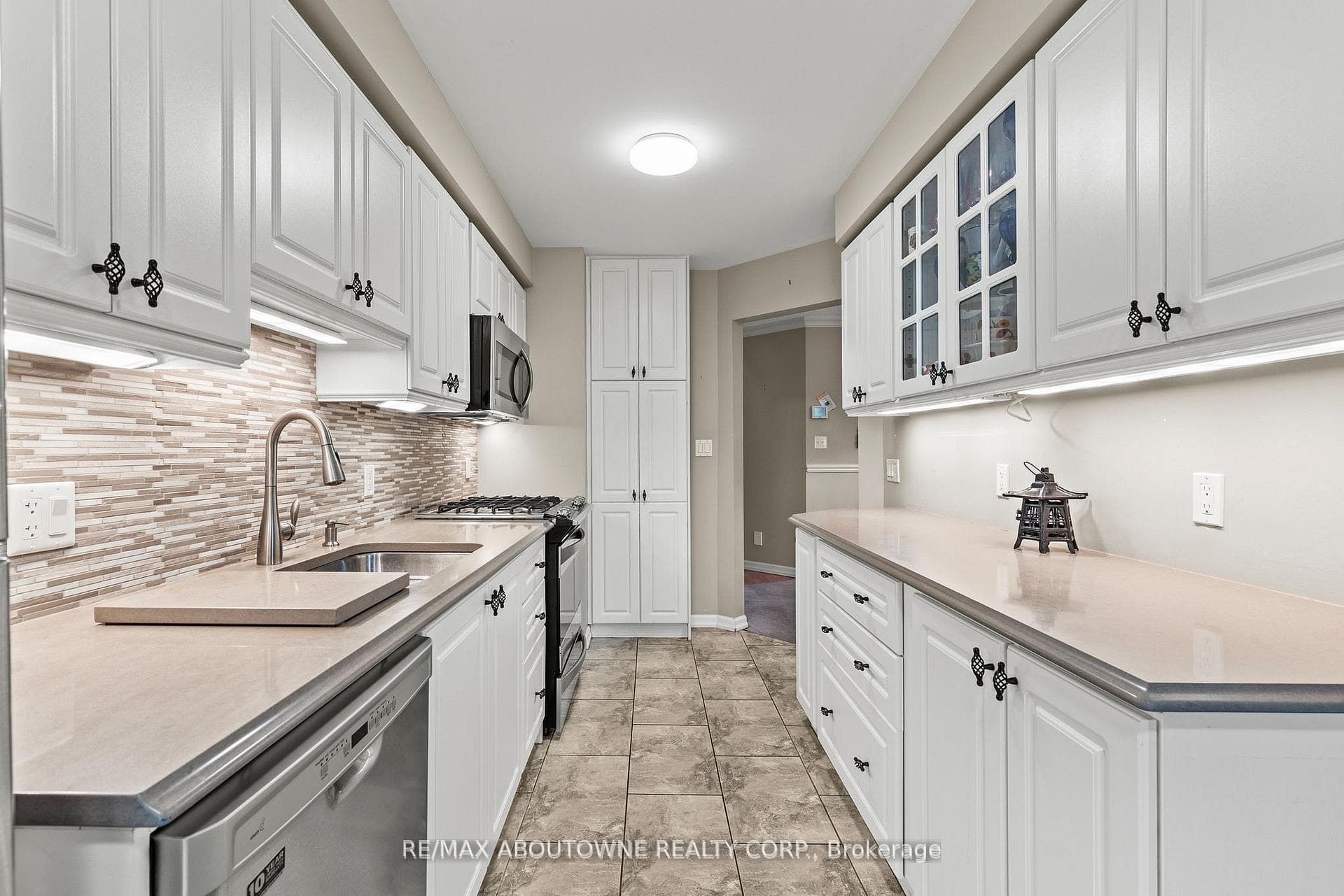 2230 Walkers Line Unit 9 photo 17