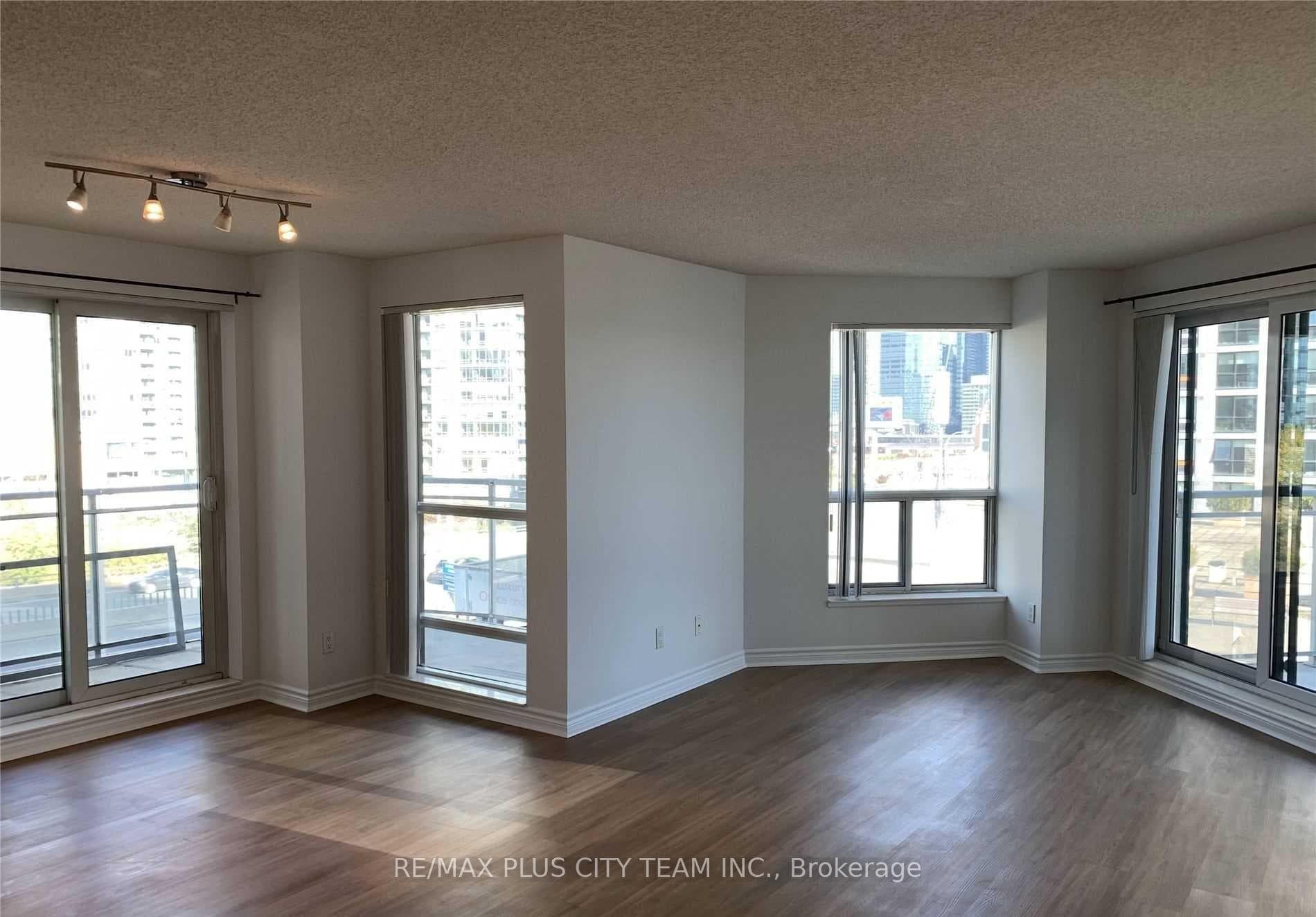 410 Queens Quay Way Unit 709 photo 2