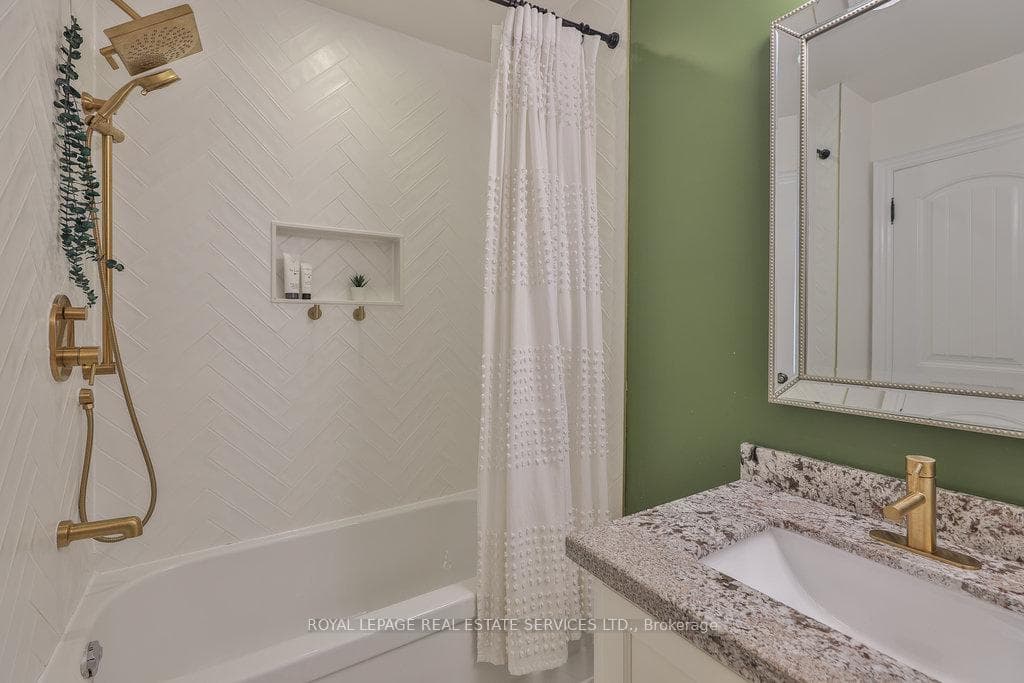 124 Coxwell Avenue photo 23