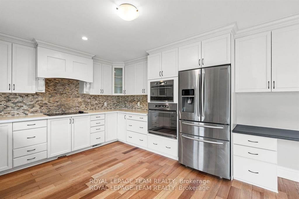 365 LANGRELL Crescent photo 13