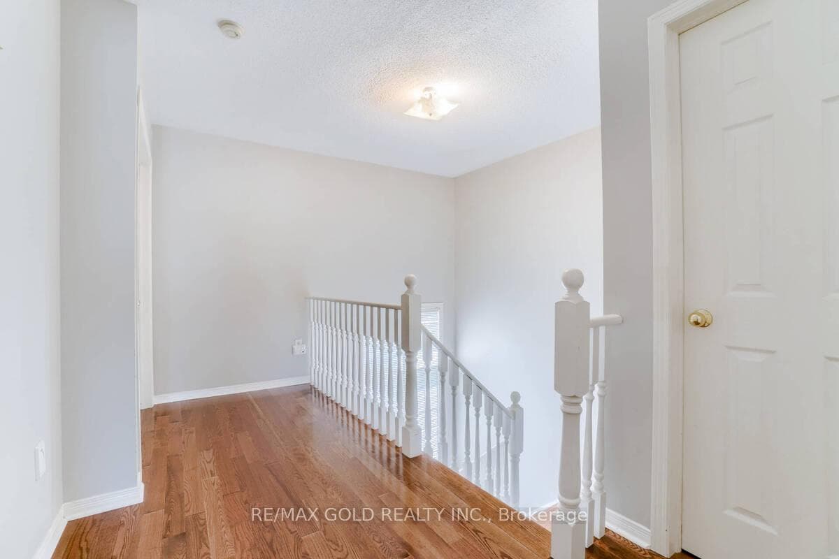 2490 Newcastle Crescent photo 17