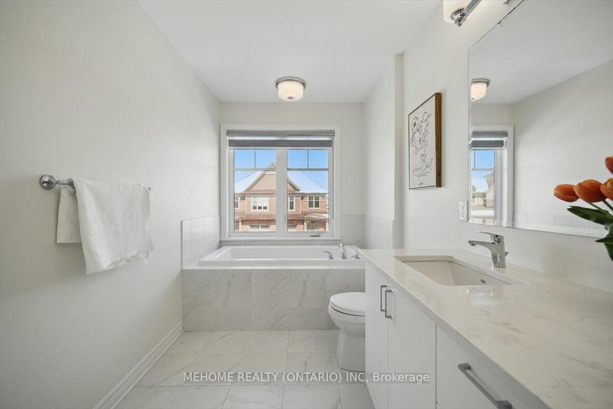 5pc Ensuite: Double Sink, Quartz Counter, Tub