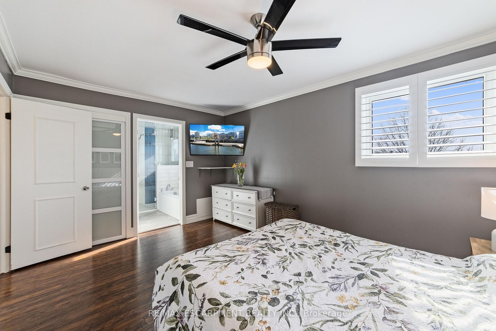 161 TWIN Crescent photo 37