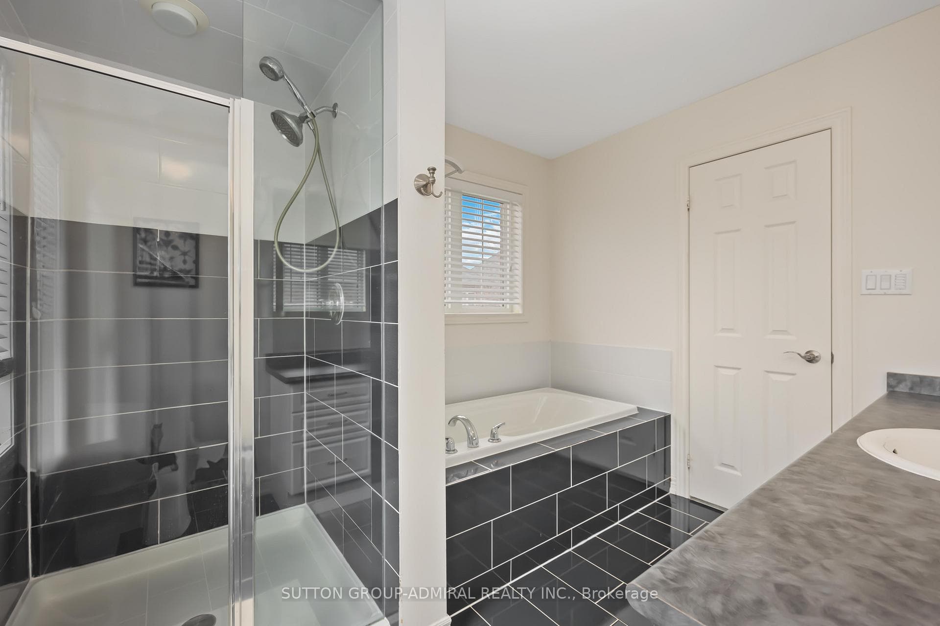 1046 Blackhall Crescent photo 27