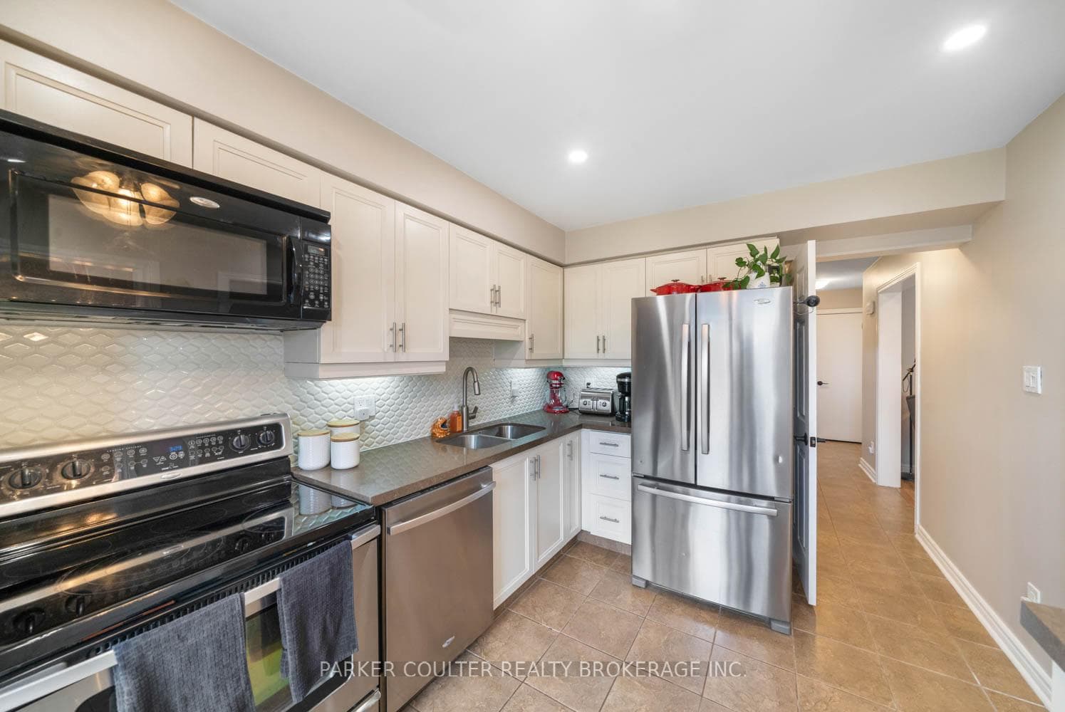 386 Livingstone Street photo 12