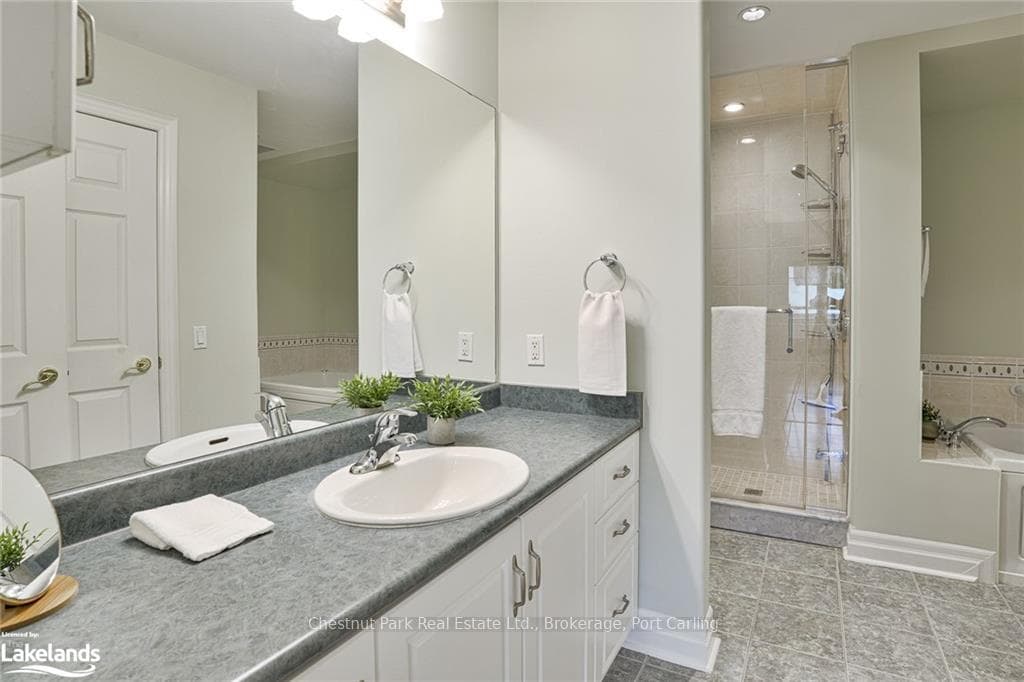Bathroom with independent shower and bath, spaciou
