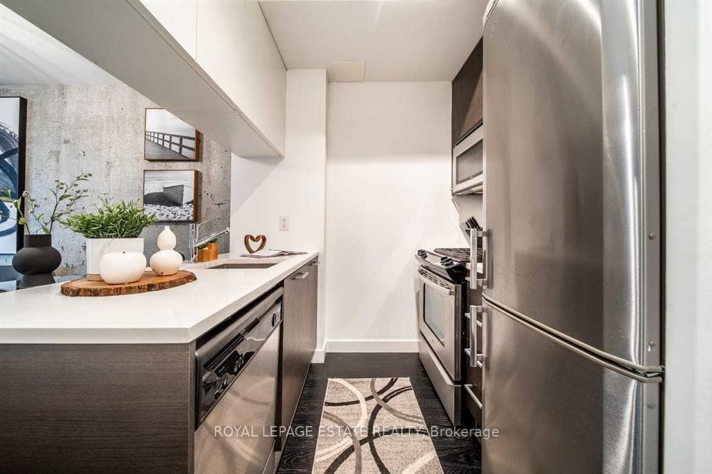 90 Broadview Avenue Unit 413 photo 4