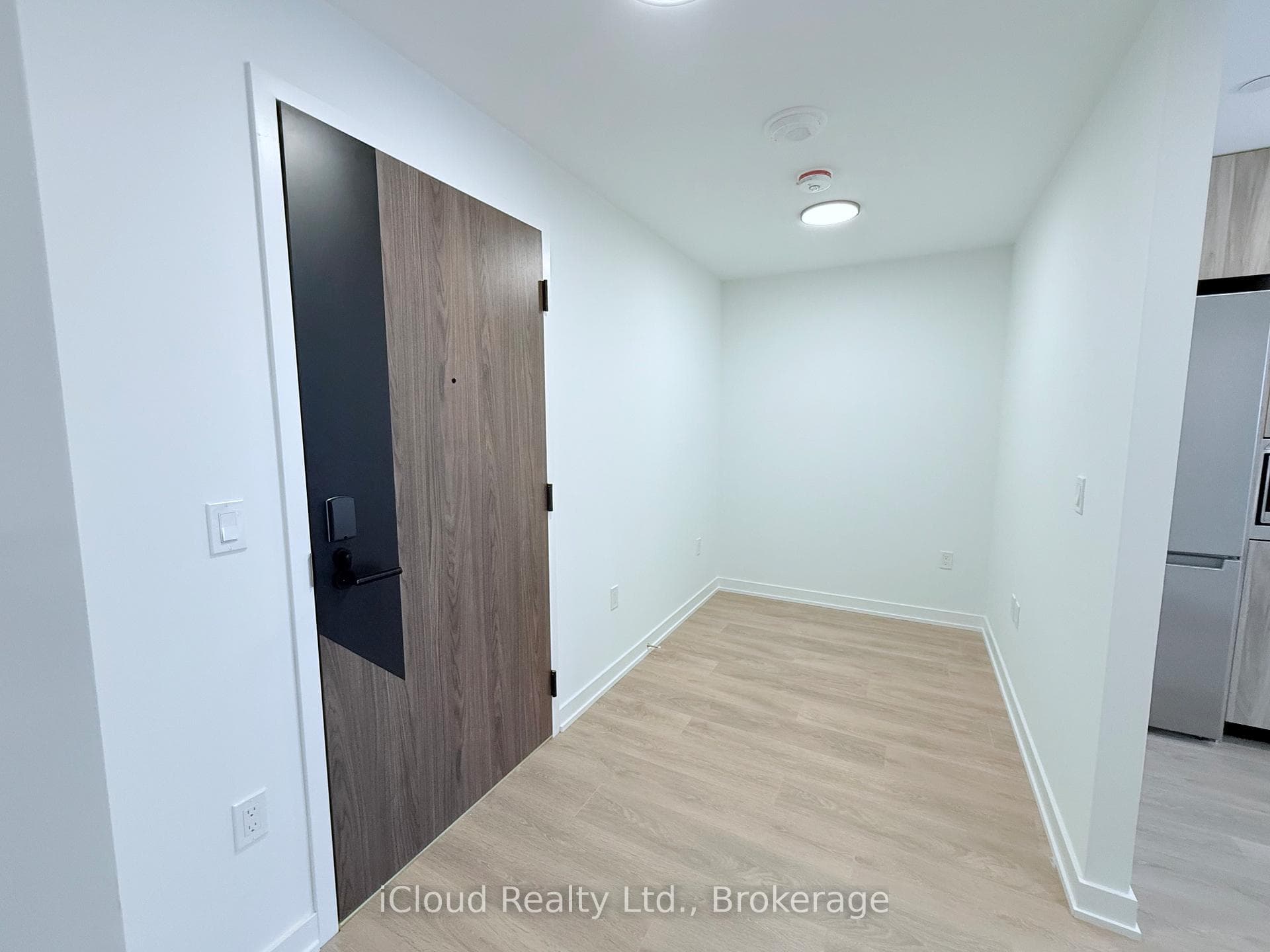 1037 The Queensway N/A Unit 808 photo 2