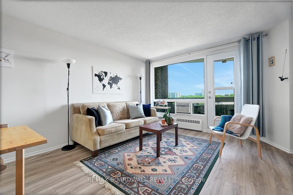 Living / dining room area