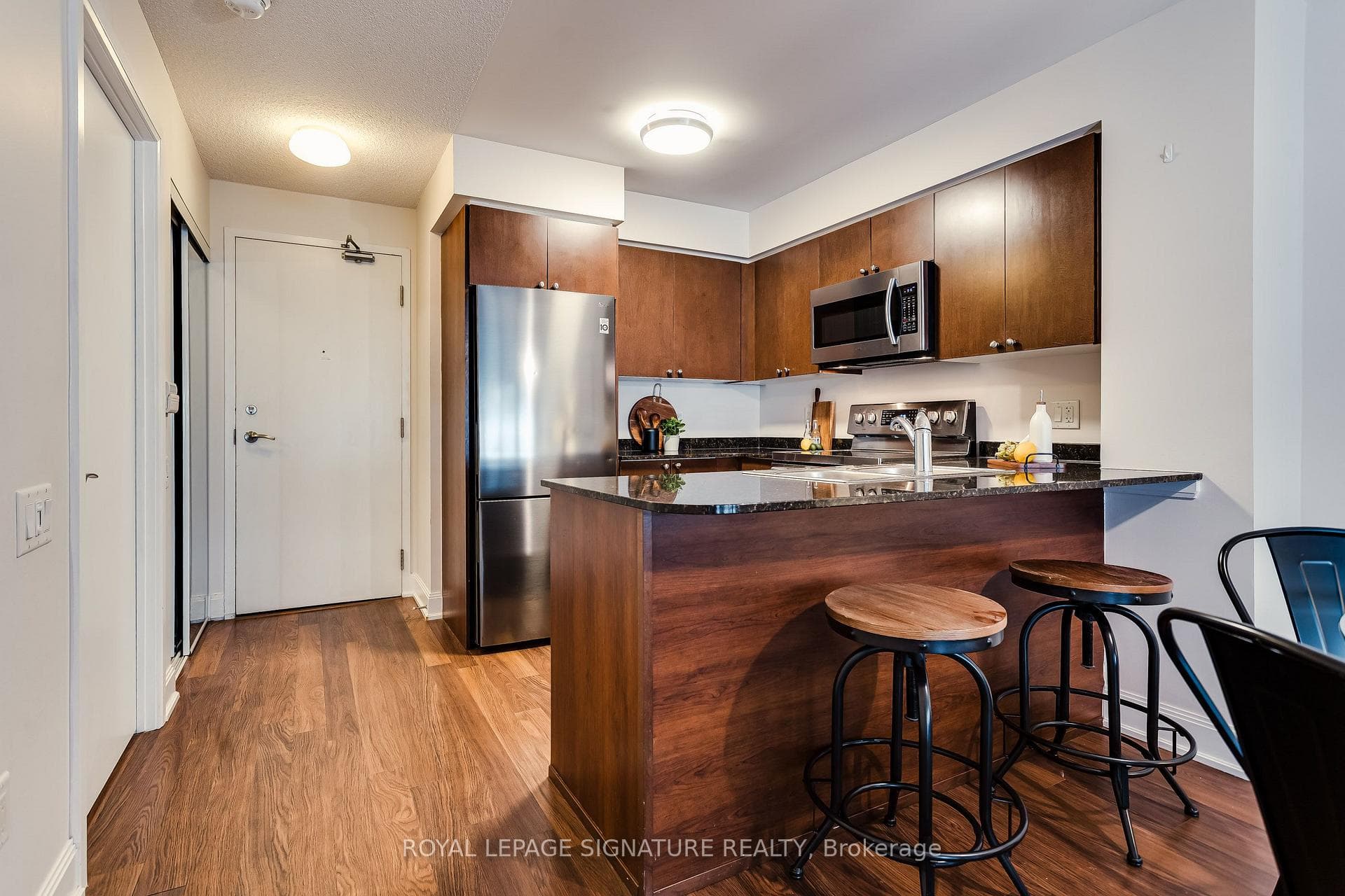 2191 Yonge Street Unit 910 photo 4